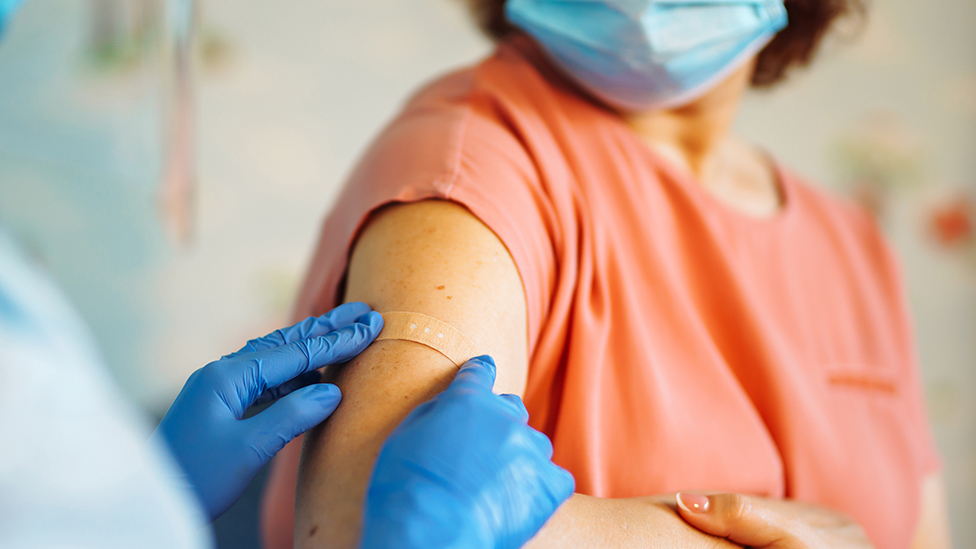 Foto aproximada de vacina injetada no braço