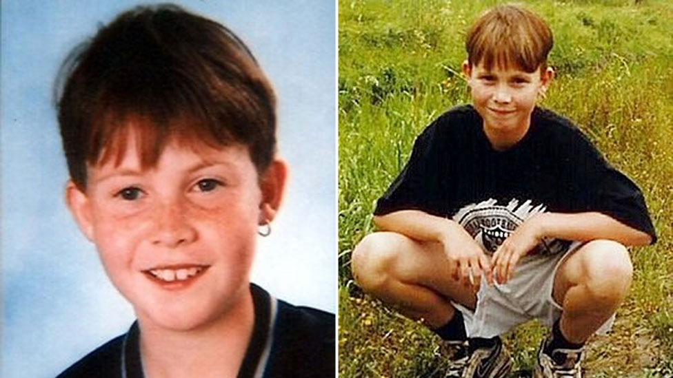 Составное изображение показывает две фотографии Ники Ферстаппен - слева портрет, а справа - случайный снимок в поле с травой. Ему около 11 лет, на левом ухе сережка, прическа с бахромой