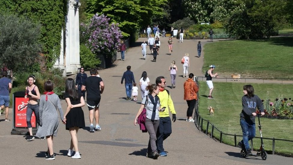 Люди гуляют в Кенсингтонских садах в Лондоне в субботу, 25 апреля