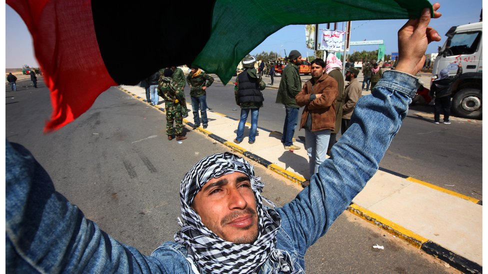 ليبيا: انتخابات جدية أم محاولة أخرى فاشلة لبناء الدولة؟ - في الغارديان 1 ليبي يحمل علم بلده