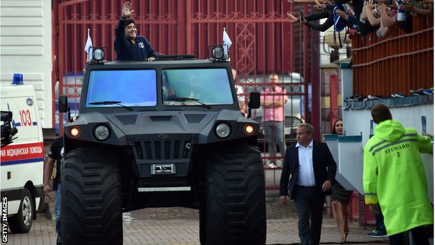 Maradona en un vehículo militar.