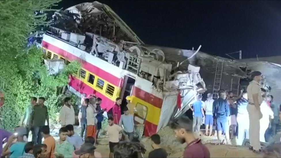 Катастрофа на железной дороге в Индии: не менее 200 погибших, сотни получили травмы