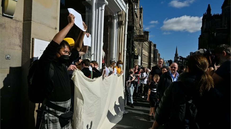 Manifestantes con carteles en blanco en Edimburgo