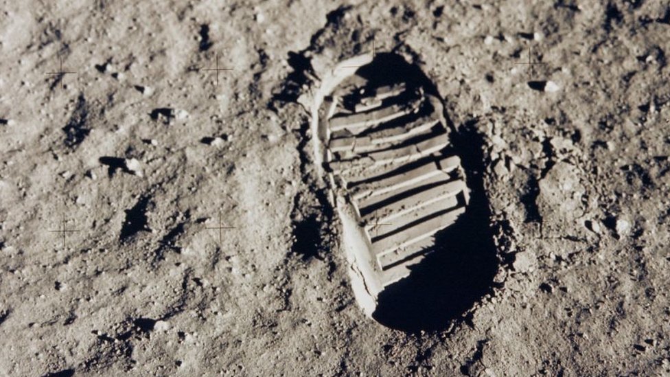 Foto de la huella de Armostrong en el suelo lunar.