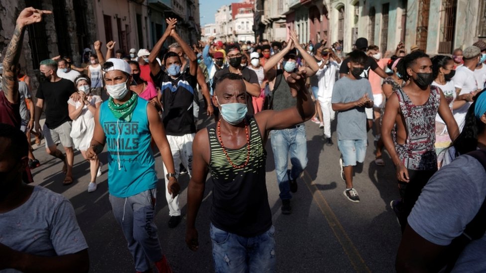 在哈瓦那舉行的一次抗議示威中，民眾呼喊口號反對政府。