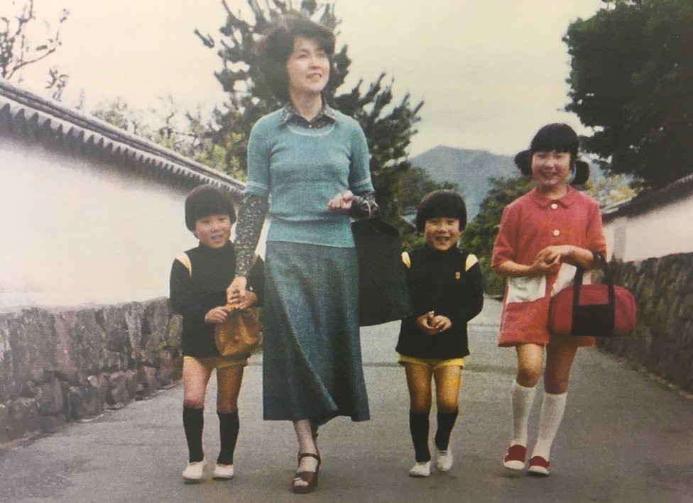 Sakie Yokota y sus hijos