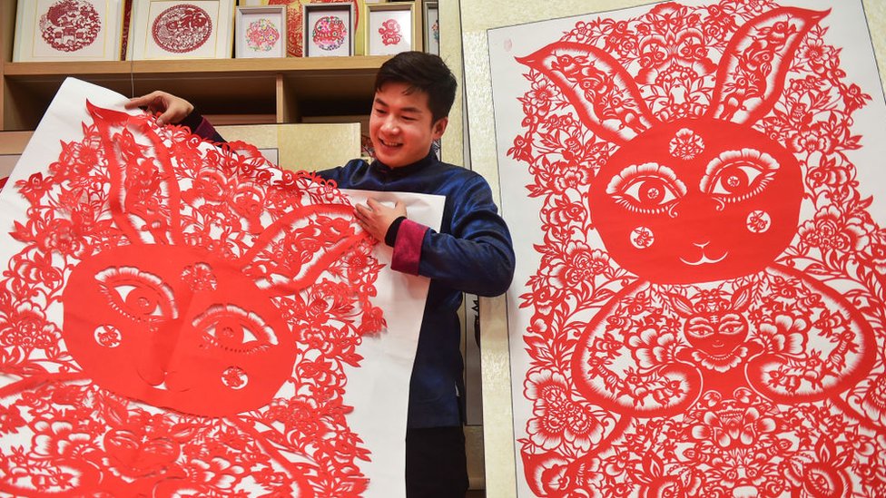 Un artista folclórico muestra una obra de arte de corte de papel con 106 conejos para dar la bienvenida al próximo Festival de Primavera de China el 15 de enero de 2023 en Luoyang, provincia de Henan, China.