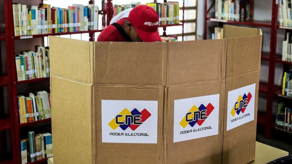 Para Jimmy Carter, la gran fortaleza del sistema venezolano es su automatización. Un hombre vota en Venezuela