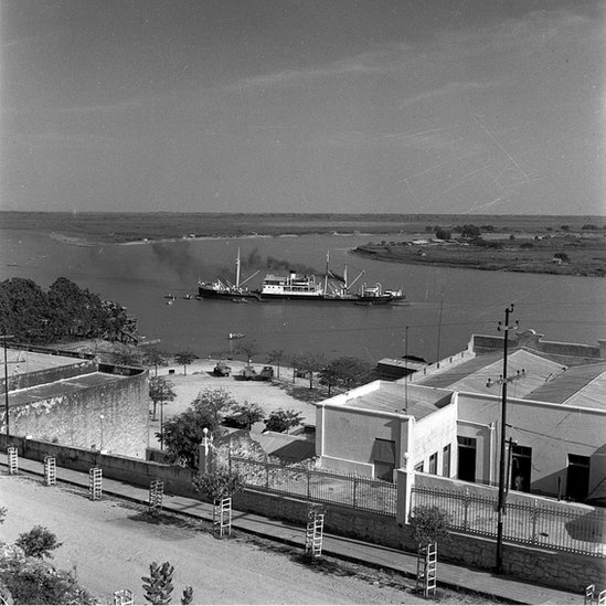 El río Pilcomayo desemboca en el río Paraguay justo frente a Asunción. Barco a orillas de Asunción.