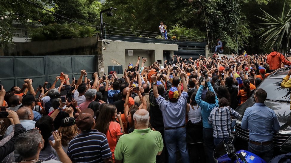 Decenas de personas celebraron con Leopoldo López afuera de su domicilio en Caracas. Leopoldo López con sus seguidores