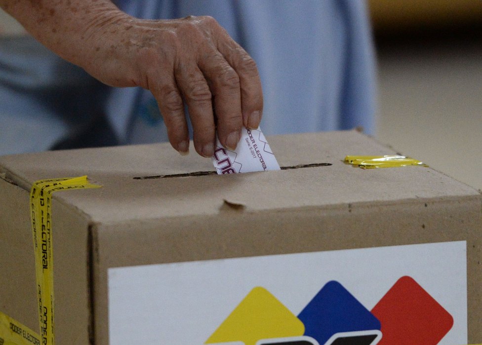 La oposición obtuvo 11 puntos porcentuales menos en comparación con el 56% de respaldo que obtuvo en las elecciones parlamentarias de 2015. Depositan voto en [anfora