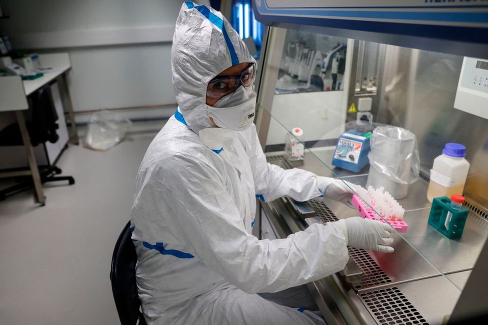 Un empleado de laboratorio manipula muestras de pacientes infectados con el coronavirus en el Instituto Pasteur de Paris el 28 de enero de 2020.