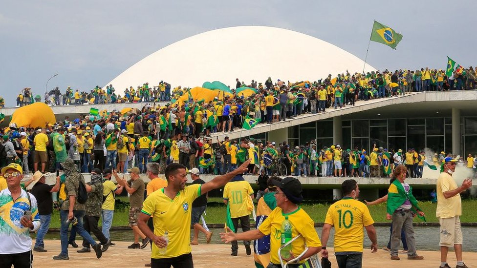Seguidores de Bolsonaro toman el palacio