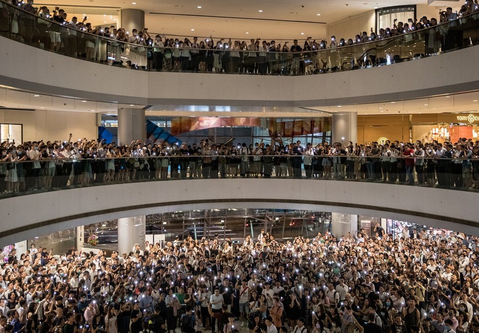 2019年香港某商場有示威者演唱「反送中」抗議歌曲《願榮光歸香港》。