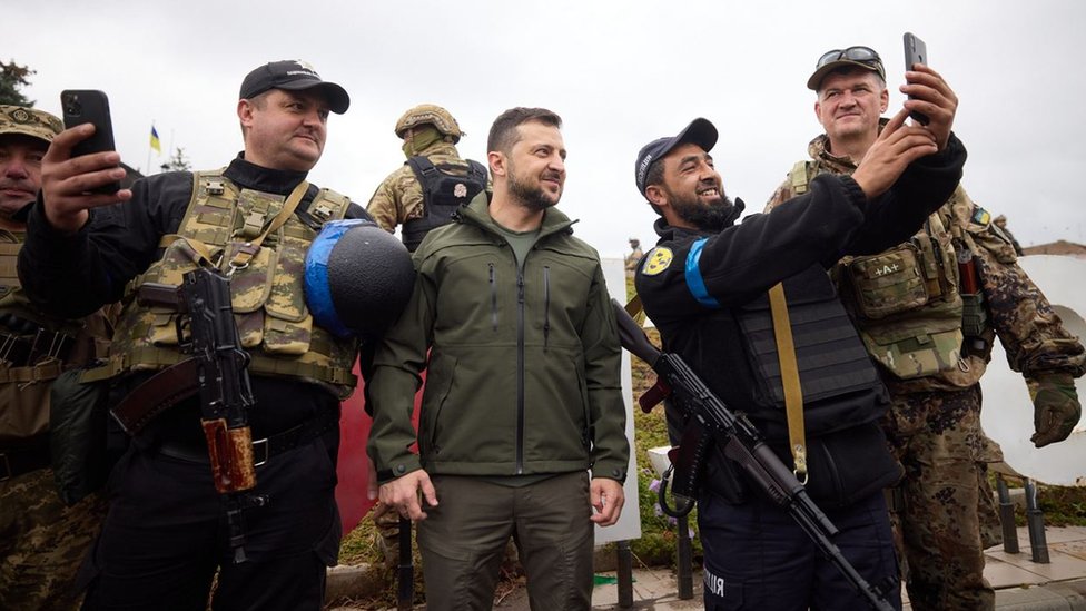澤連斯基在伊久姆市與烏克蘭士兵自拍（14/9/2022）