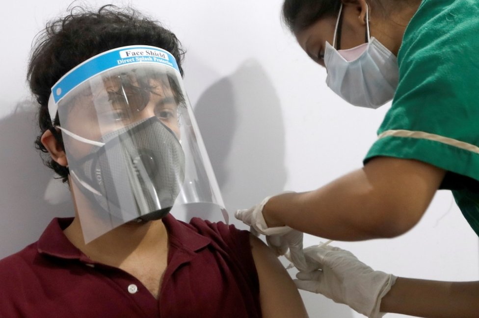 Alguns tiveram a sorte de serem vacinados em Mumbai em 1º de maio, apesar da escassez crônica de vacinas