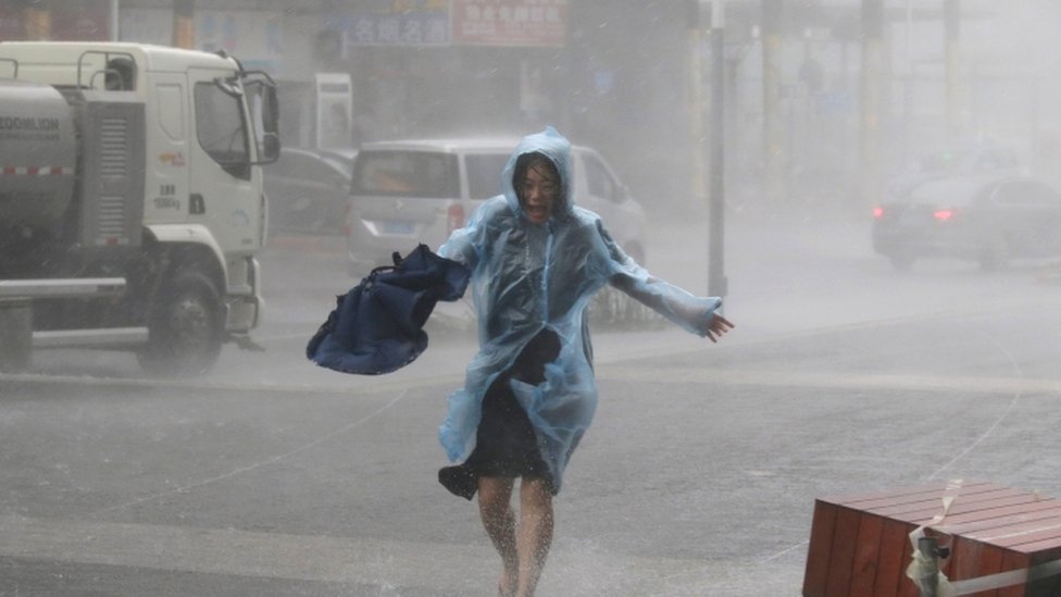 Žena beži od oluje u kineskom gradu Šenženu