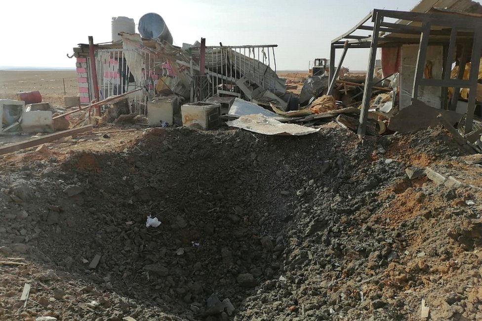 Дыра, оставшаяся после авиаудара по штаб-квартире группы ополченцев Катаиб Хезболла в Каиме, Ирак, 30 декабря 2019 года