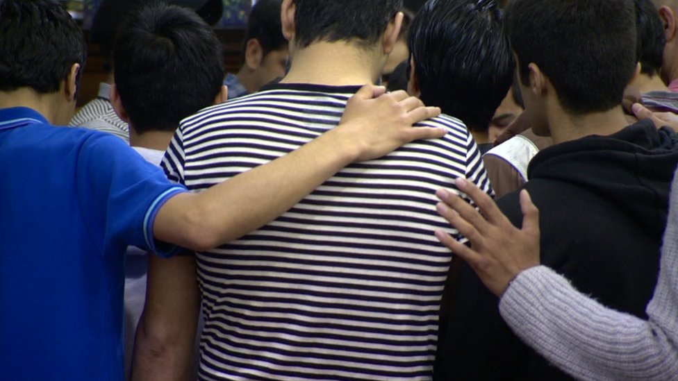 Группа иранских новообращенных молятся друг с другом