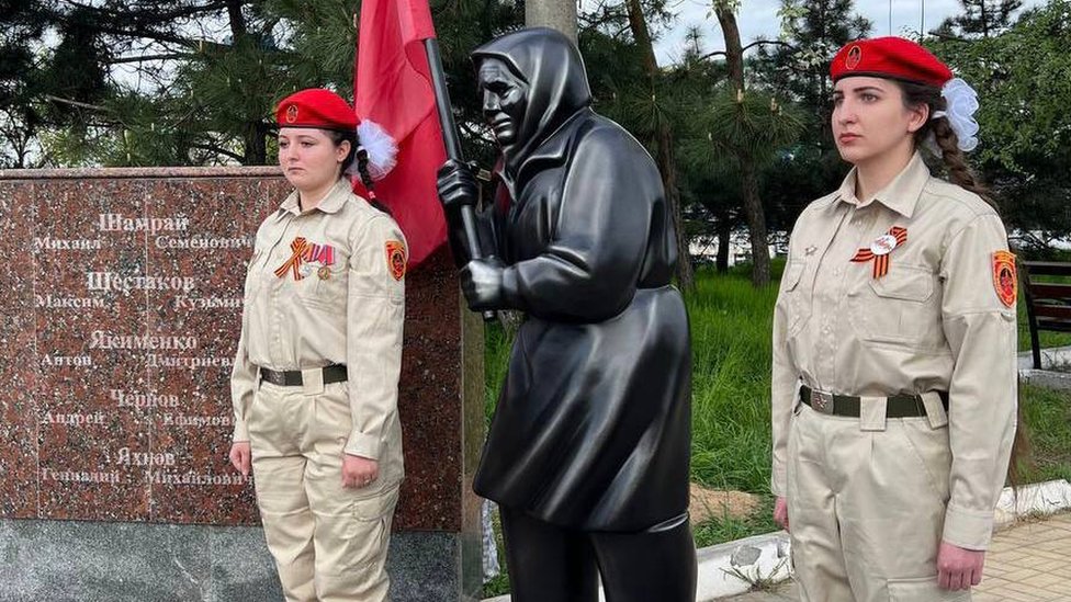 La estatua de Babushka Z en la ciudad ucraniana capturada de Mariupol