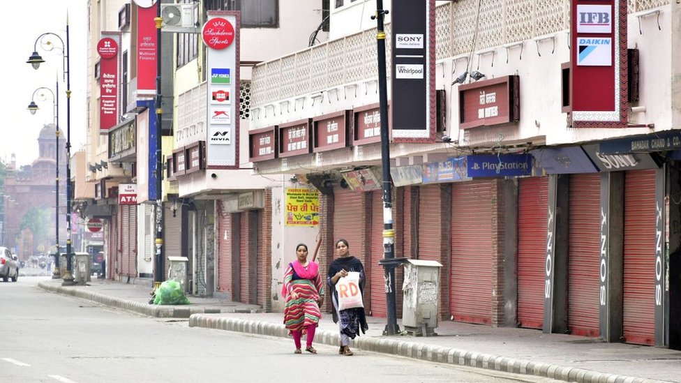 Вид на закрытые магазины возле Goal Hatti Chowk во время карантина на выходных, введенного 6 сентября в Амритсаре, Пенджаб.
