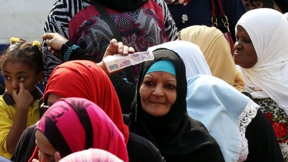 الجنيه المصري: مصريون يشكون الغلاء في ظل هبوط غير مسبوق لعملتهم المحلية 4 سيدات أمام أحد المتاجر في مصر