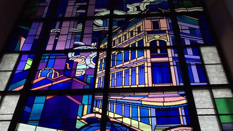 El mural que le da su nombre a la Villa Bleu. El vitral de la Villa Blue