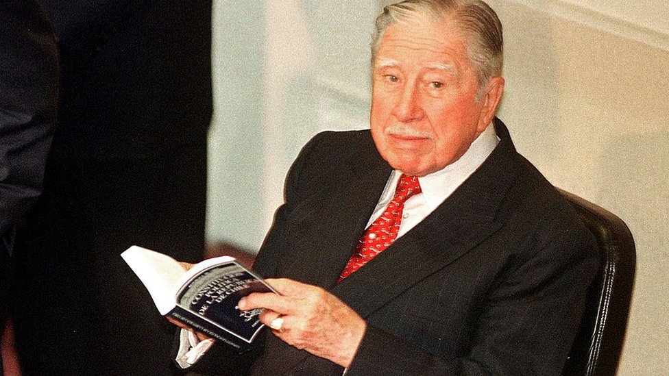 Augusto Pinochet lee un libro