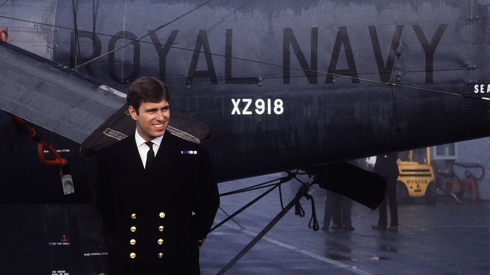 Принц Эндрю возвращается с Фолклендской войны в сентябре 1982 года