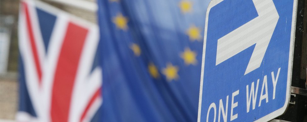 Односторонний знак и флаги Великобритании и ЕС