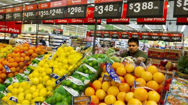 Отдел фруктов и овощей в калифорнийском Walmart