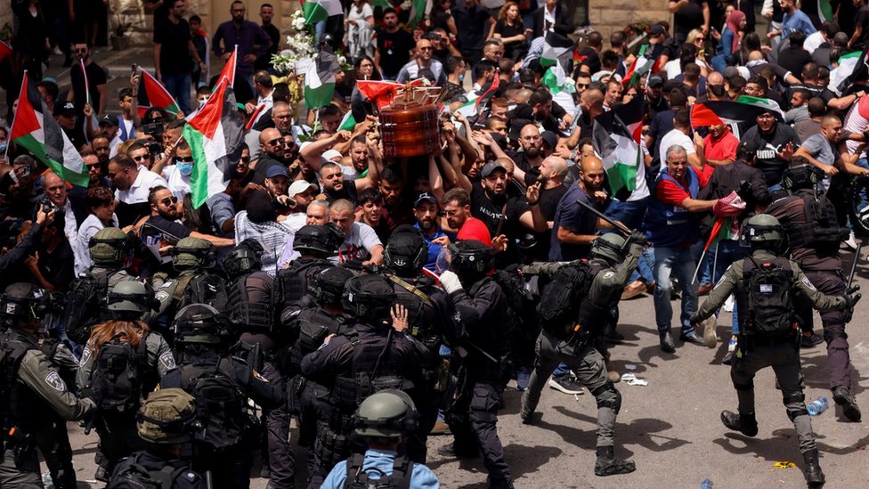 الشرطة الاسرائيلية تقوم بركل وضرب حاملي النعش في جنازة الصحفية الفلسطينية الأمريكية شيرين أبو عاقلة في القدس الشرقية المحتلة (13 مايو/أيار 2022)