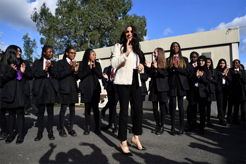 Герцогиня Сассекская встречает школьников в школе в Дагенхэме