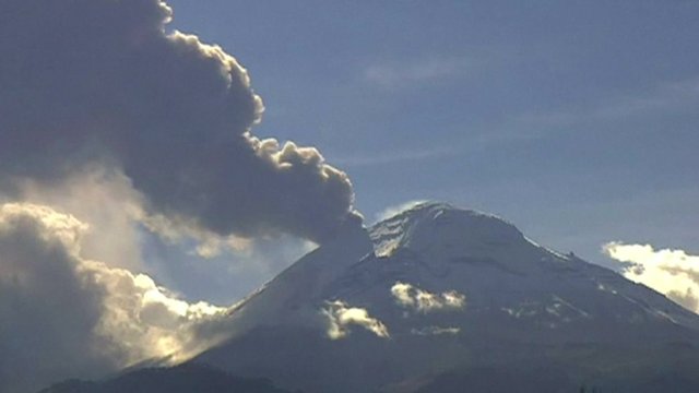 Ash spews from Popocatepetl volcano in Mexico - BBC News