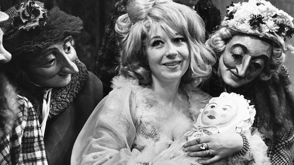Фрэнсис Кука в роли миссис Олвит в сцене из якобинской комедии «Целомудренная горничная» в «Чипсайде» в Королевском придворном театре в 1966 году