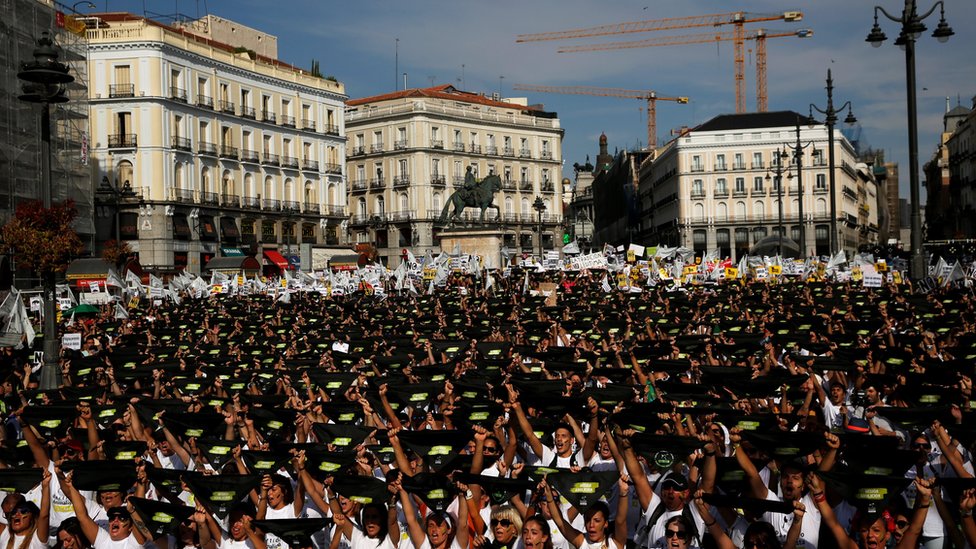 Активисты по защите прав животных держат черные галстуки в начале демонстрации с требованием запрета корриды в Мадриде