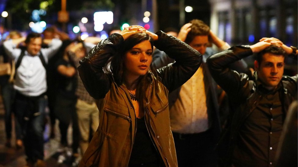Gente saliendo del Puente de Londres Gente saliendo del Puente de Londres