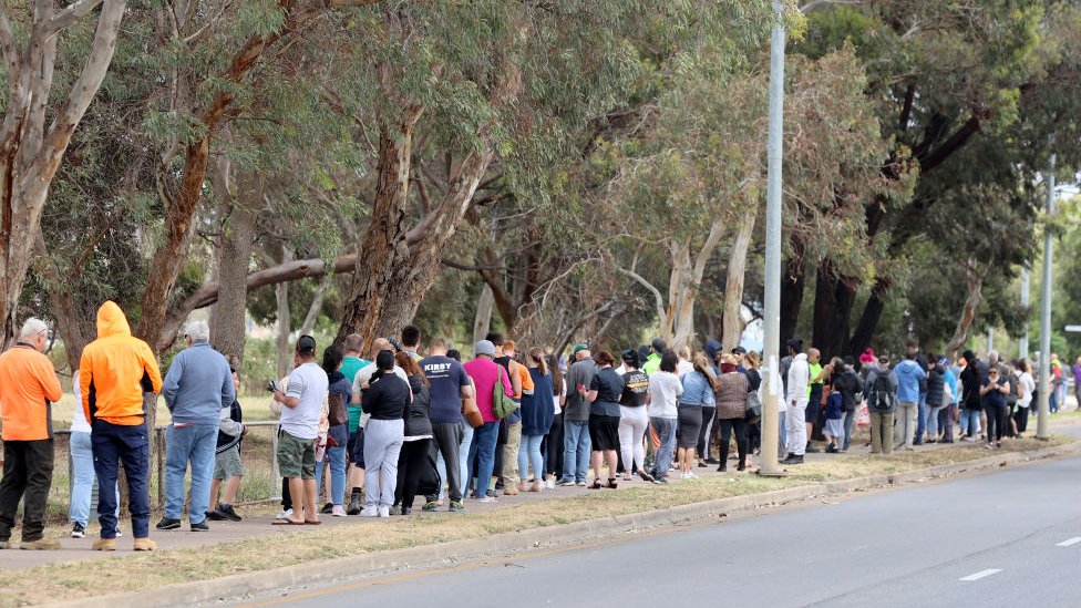 Длинная очередь людей ожидает тестирования в Аделаиде в понедельник