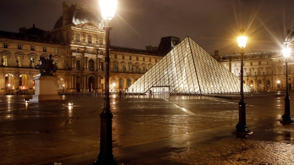 Başkent Paris'te 21.00'den 06.00'ya kadar sokağa çıkma yasağı uygulanıyor