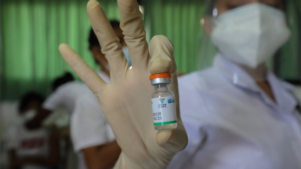 Una enfermera se prepara para inyectar la vacuna de la china Sinopharm en Colombo, Sri Lanka.