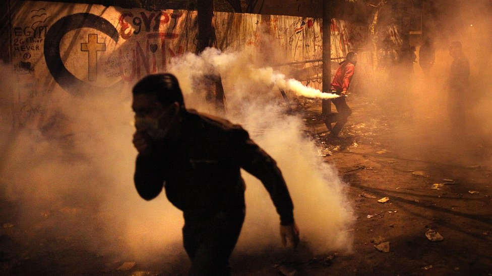 Durante unas protestas en la Plaza Tahrir, El Cairo, en noviembre de 2011, los manifestantes fueron dispersados con gas lacrimógeno. Protesta en la plaza Tahrir, Egipto, en 2011.