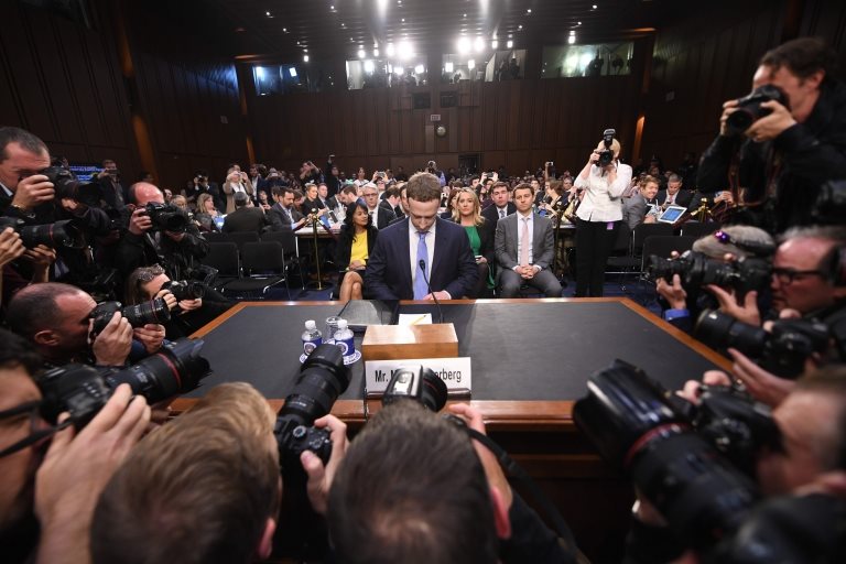 Facebook'un kurucusu Zuckerberg, Amerikan Senatosu'nda bu yıl katıldığı bir oturumda gizlilik ve güvenlik ile ilgili sorulara yanıt vermişti.