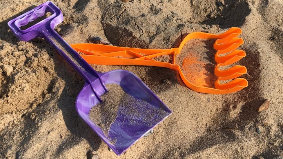 Лопата и вилка на пляже Грейт-Ярмута