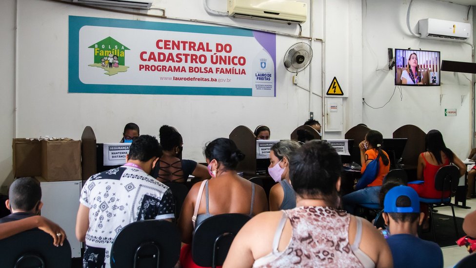 Fila para atendimento em Cras de Lauro de Freitas, Bahia