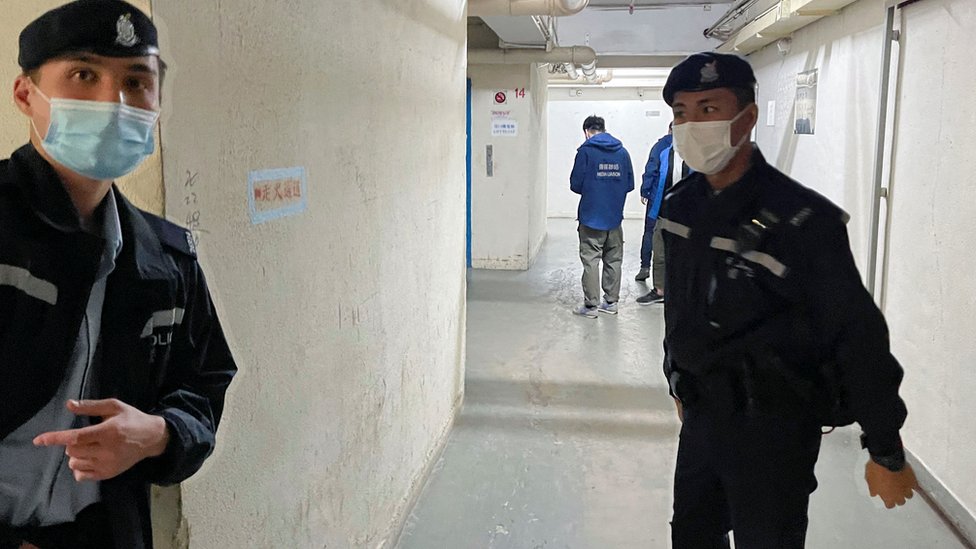 香港觀塘《立場新聞》報社外警員站崗阻止記者靠近（29/12/2021）