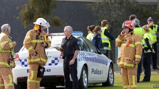 Службы экстренной помощи находятся возле тюрьмы Равенхолл в Мельбурне, Австралия, 30 июня 2015 года.