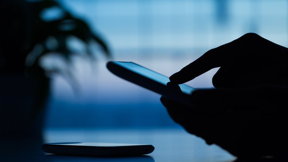 Si te preocupa que tus cuentas sean hackeadas, usa direcciones de email diferentes y no vincules aquellas más sensibles a tu número de celular. teléfono