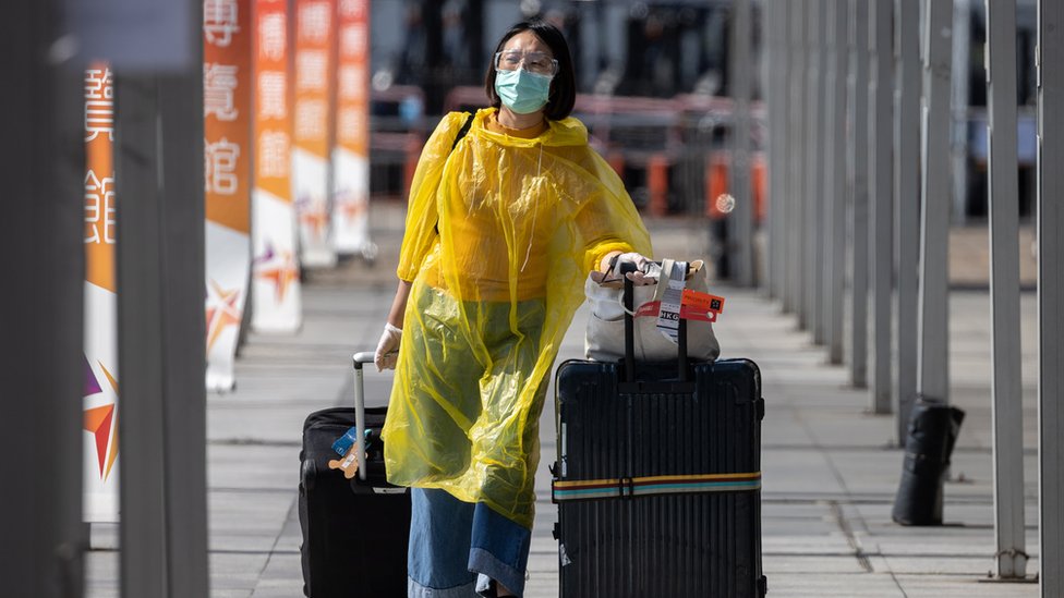 香港國際機場亞洲國際博覽館一名抵港女士拉著行李離開檢疫中心（16/4/2020）