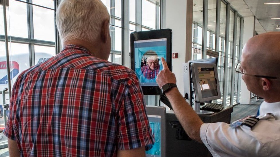 Сканеры лица в аэропорту Даллеса