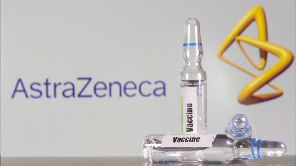 Frasco de vacina com logo da AstraZeneca atrás